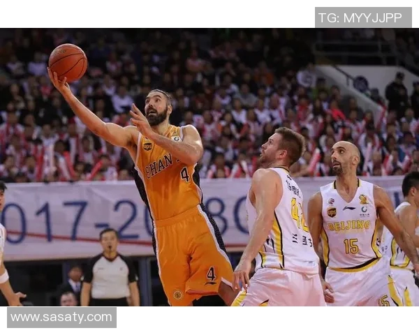 绿茵巨星温情圣诞时刻闪耀球场外温暖瞬间