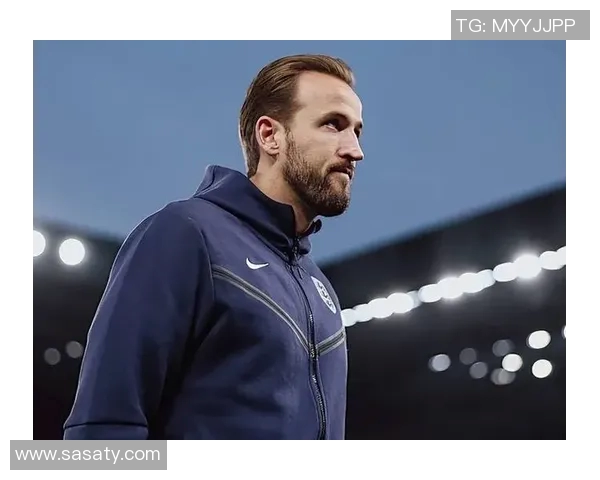 短袖足球明星背后的训练与比赛故事展现职业精神与青春活力